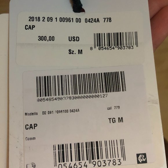 Moncler Cap - Picture 6 of 6